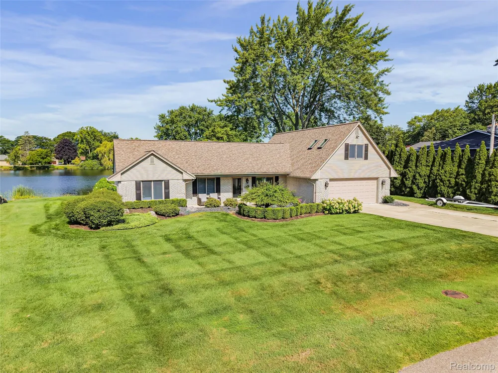 4977 Wavewood Drive Commerce Charter Township, MI 48382