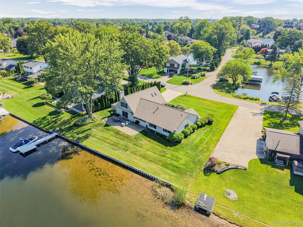 4977 Wavewood Drive Commerce Charter Township, MI 48382