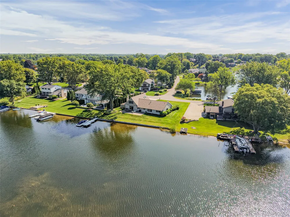 4977 Wavewood Drive Commerce Charter Township, MI 48382