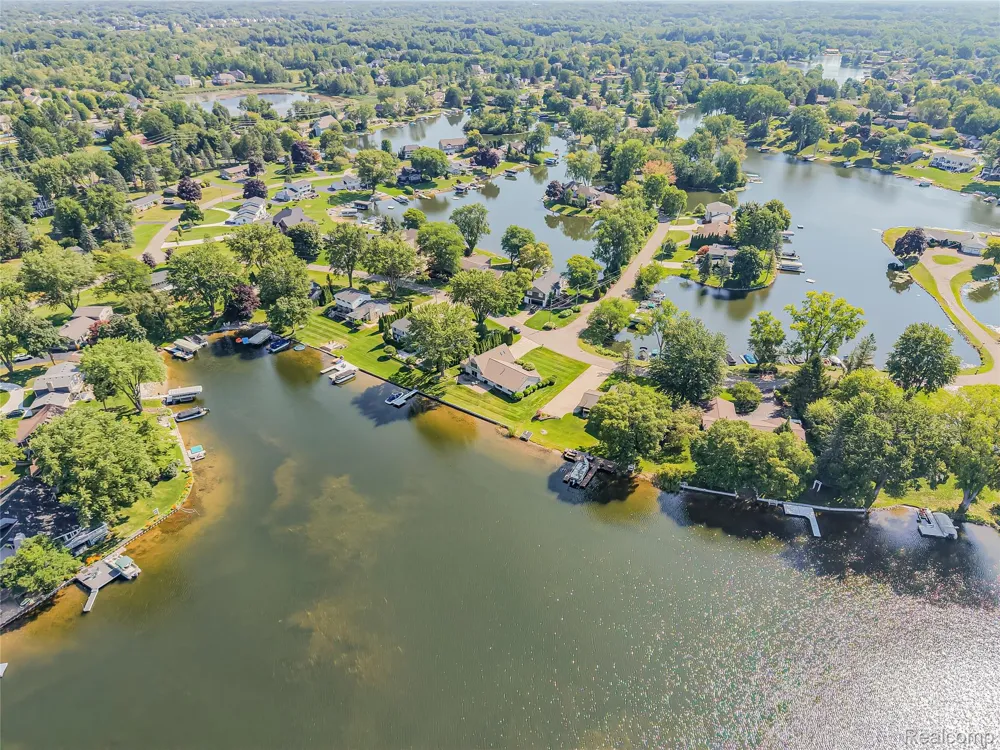 4977 Wavewood Drive Commerce Charter Township, MI 48382