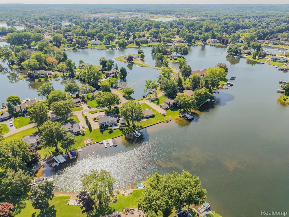 4977 Wavewood Drive Commerce Charter Township, MI 48382