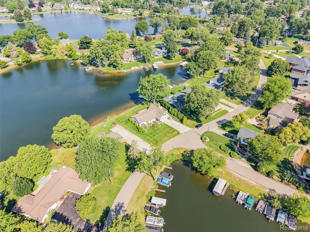 4977 Wavewood Drive Commerce Charter Township, MI 48382