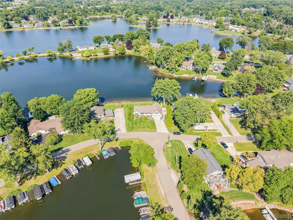 4977 Wavewood Drive Commerce Charter Township, MI 48382