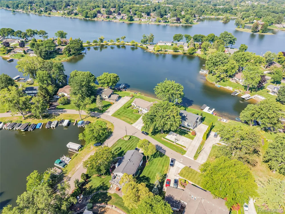 4977 Wavewood Drive Commerce Charter Township, MI 48382