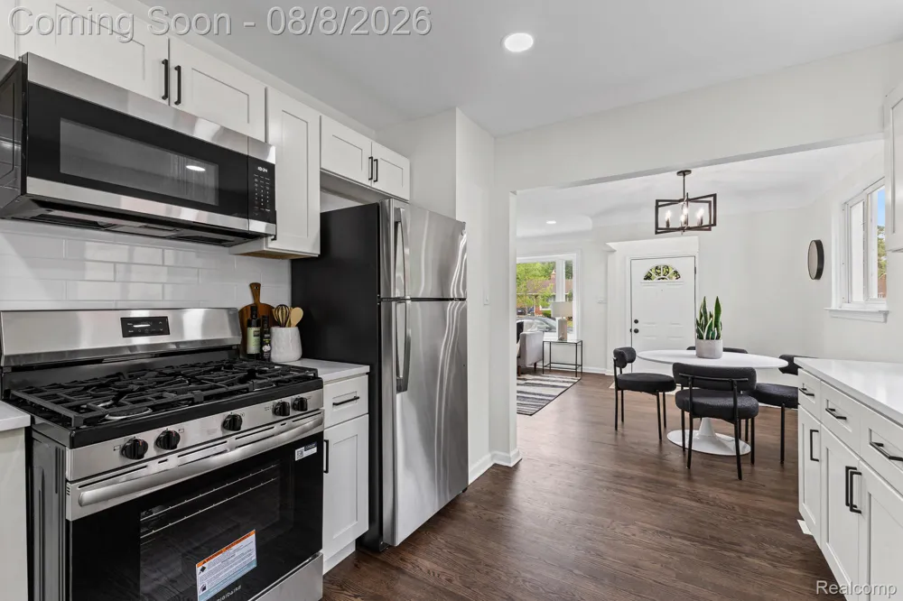 22121 Whitmore Street Oak Park City, MI 48237