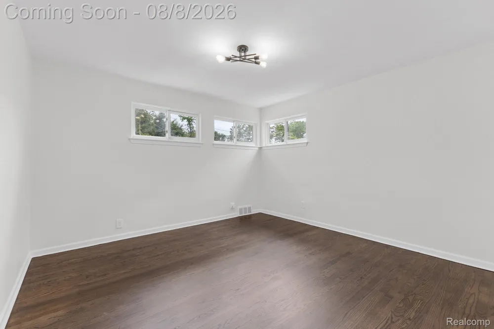 22121 Whitmore Street Oak Park City, MI 48237