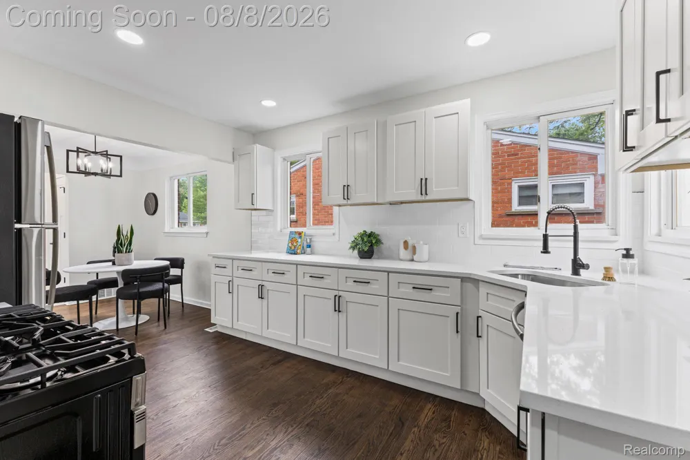 22121 Whitmore Street Oak Park City, MI 48237