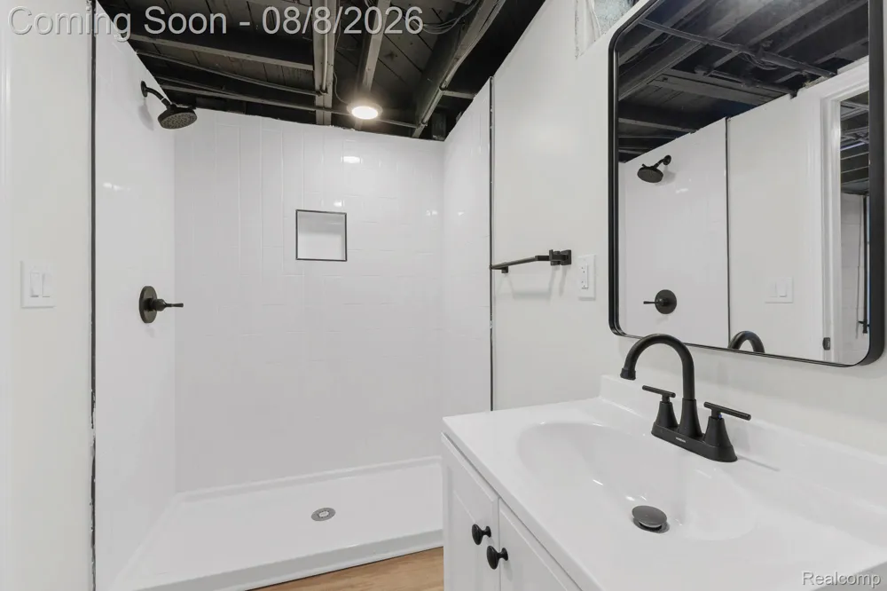22121 Whitmore Street Oak Park City, MI 48237