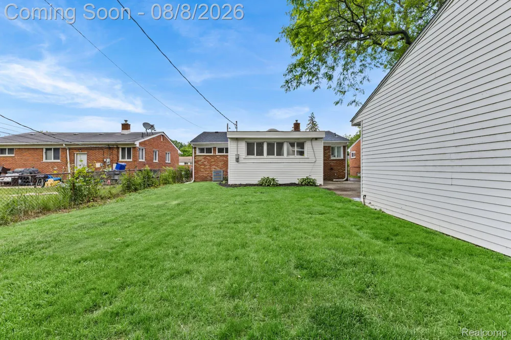 22121 Whitmore Street Oak Park City, MI 48237