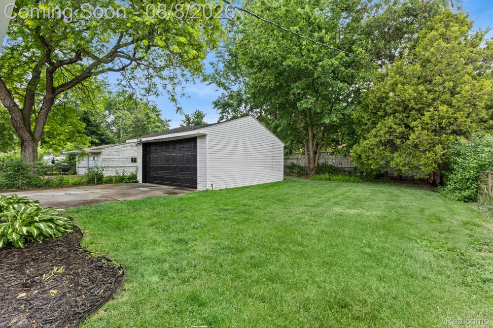 22121 Whitmore Street Oak Park City, MI 48237
