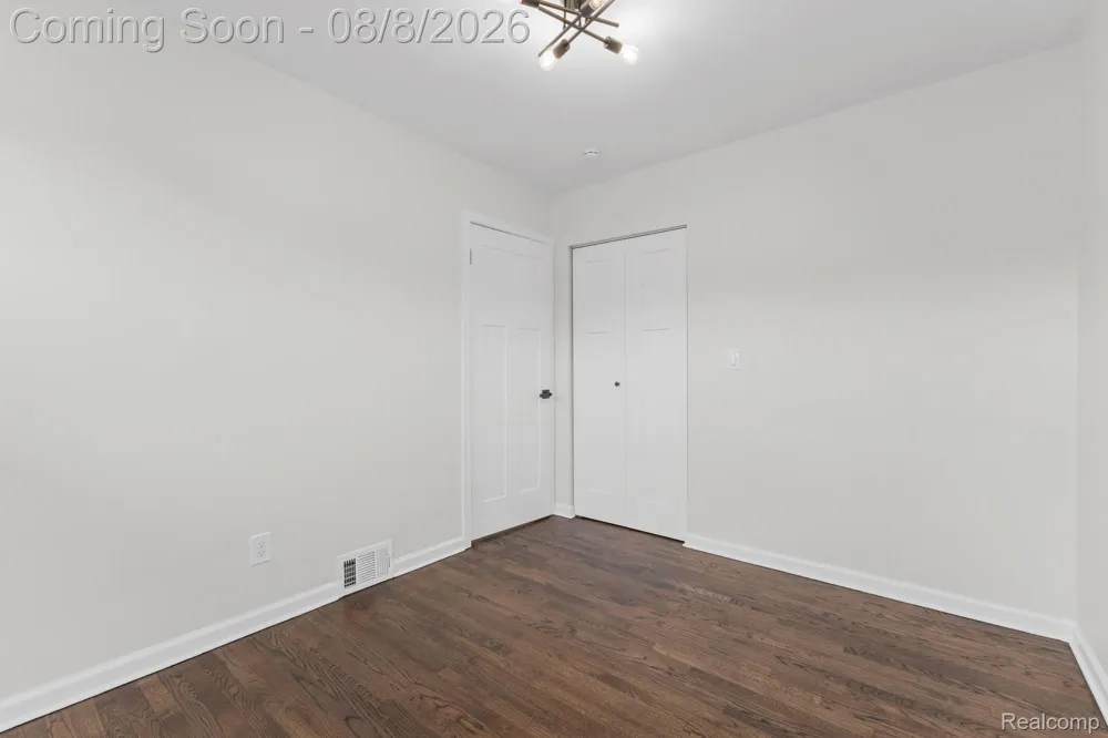 22121 Whitmore Street Oak Park City, MI 48237