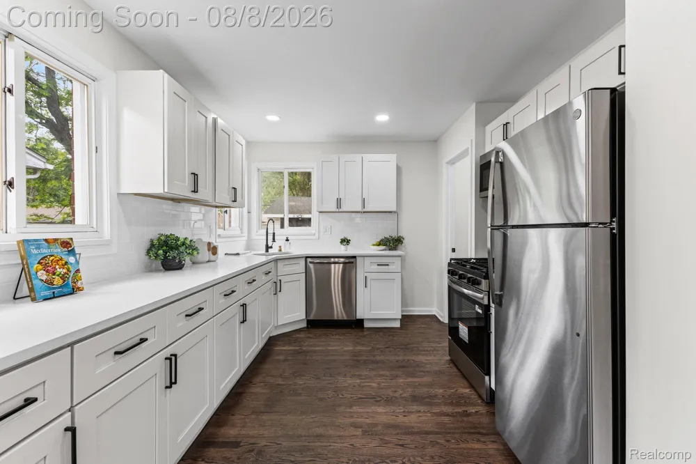 22121 Whitmore Street Oak Park City, MI 48237