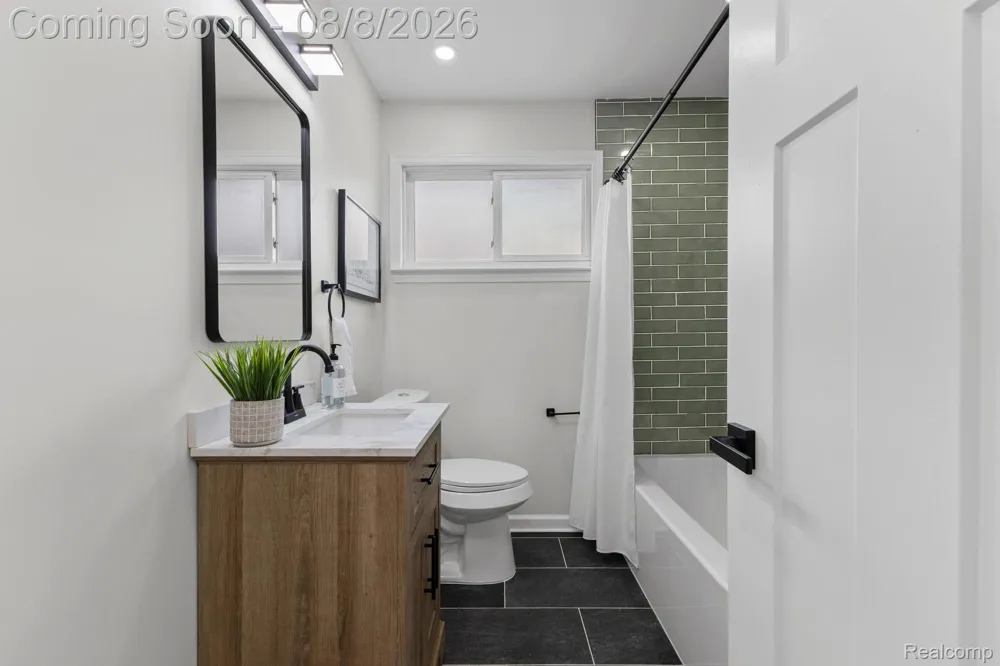 22121 Whitmore Street Oak Park City, MI 48237