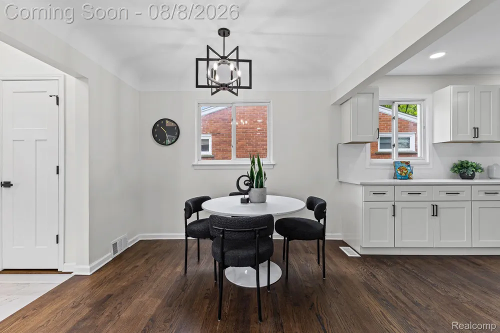 22121 Whitmore Street Oak Park City, MI 48237