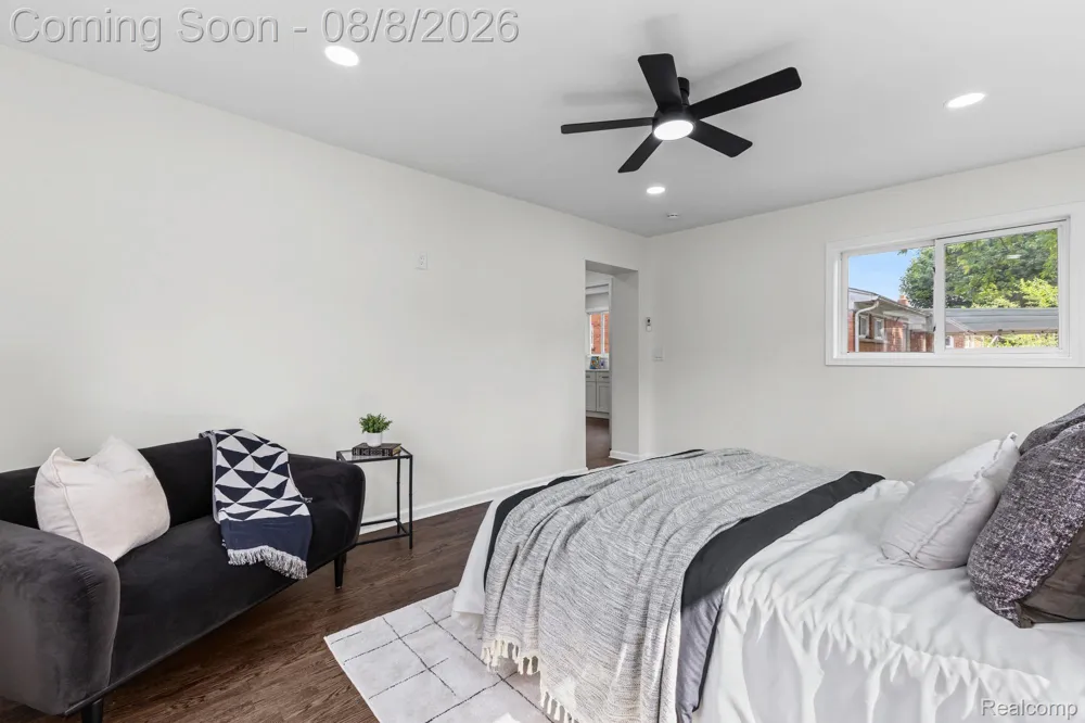 22121 Whitmore Street Oak Park City, MI 48237