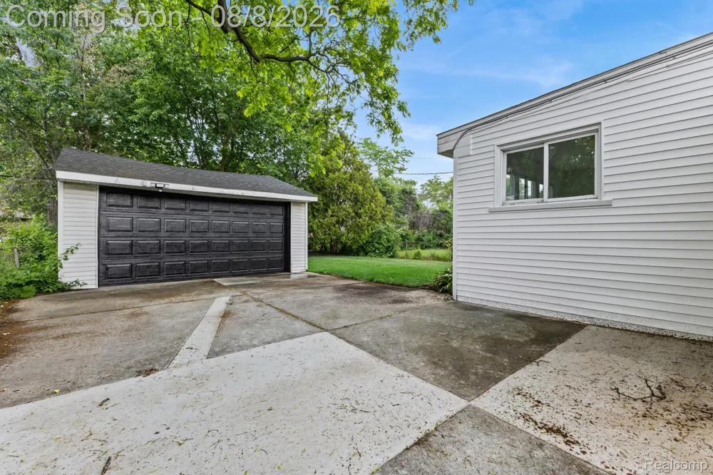 22121 Whitmore Street Oak Park City, MI 48237