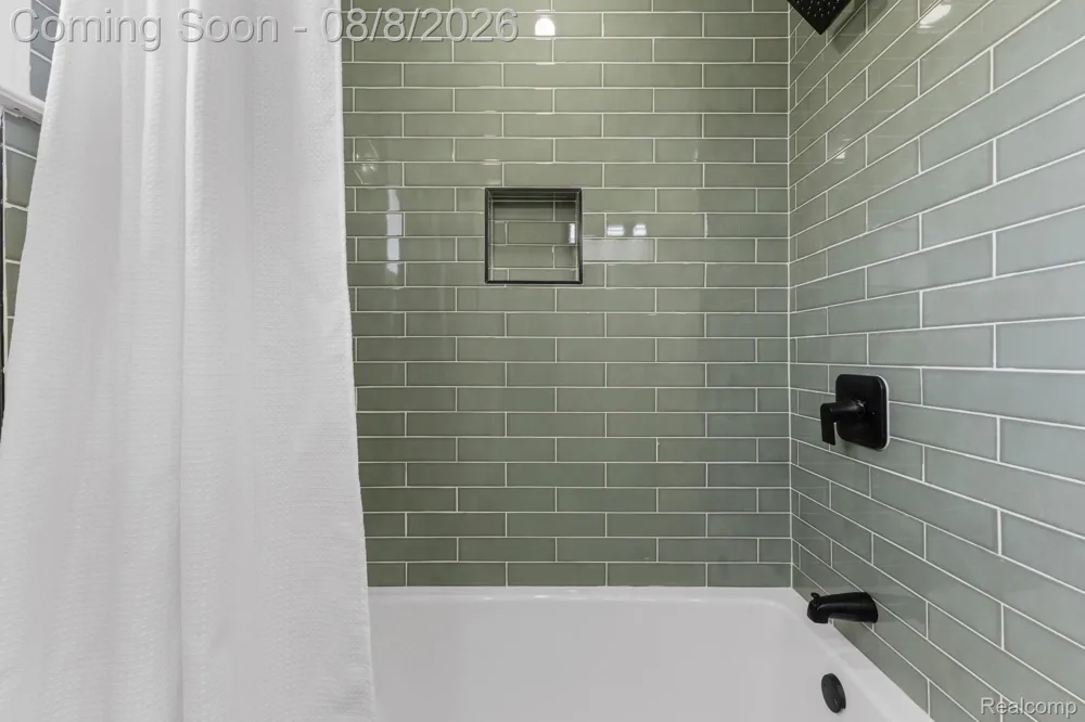 22121 Whitmore Street Oak Park City, MI 48237