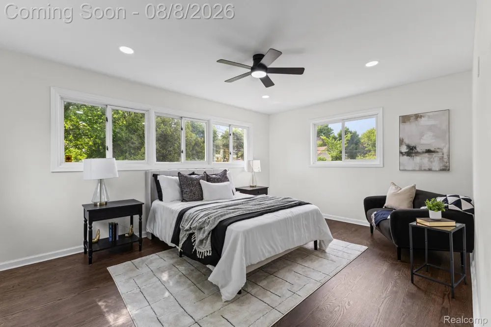 22121 Whitmore Street Oak Park City, MI 48237