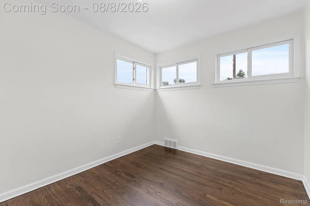 22121 Whitmore Street Oak Park City, MI 48237