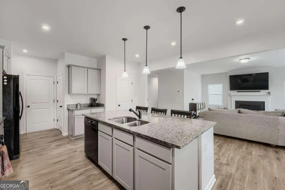 407 Larry LN Adairsville, GA 30103