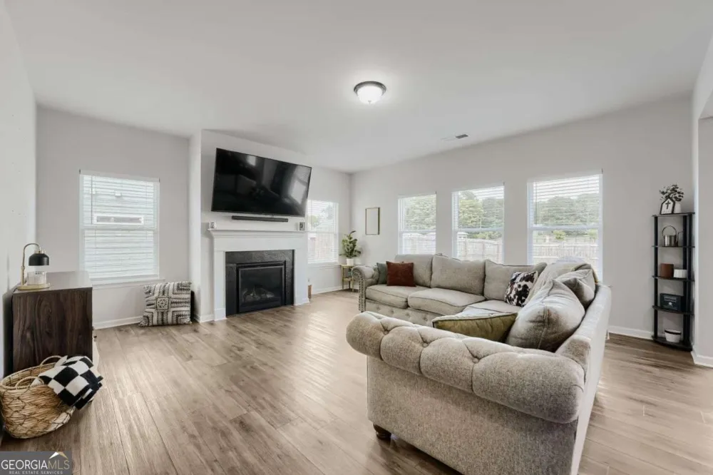 407 Larry LN Adairsville, GA 30103