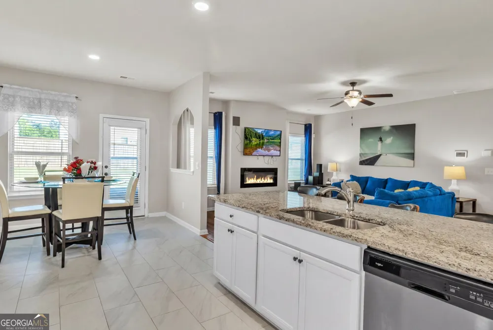 684 Lakehaven LN Loganville, GA 30052