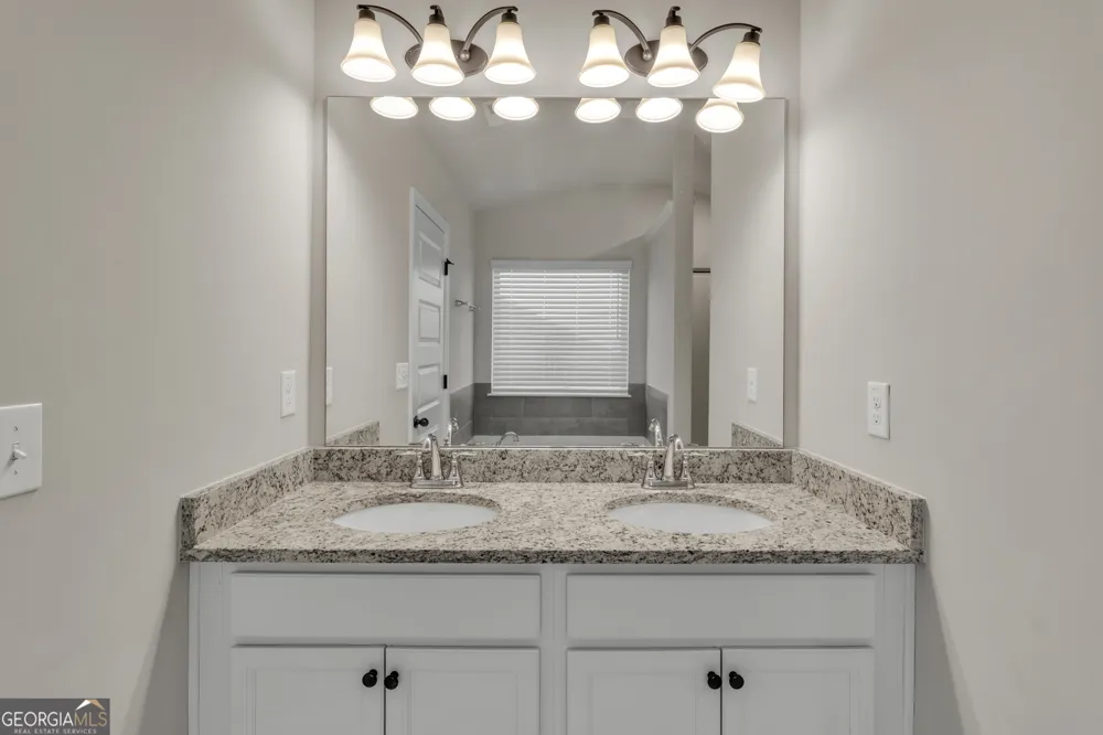 684 Lakehaven LN Loganville, GA 30052