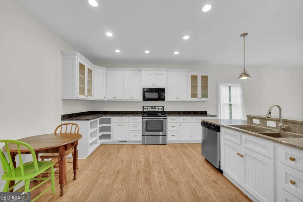 27 Classic DR Hartwell, GA 30643