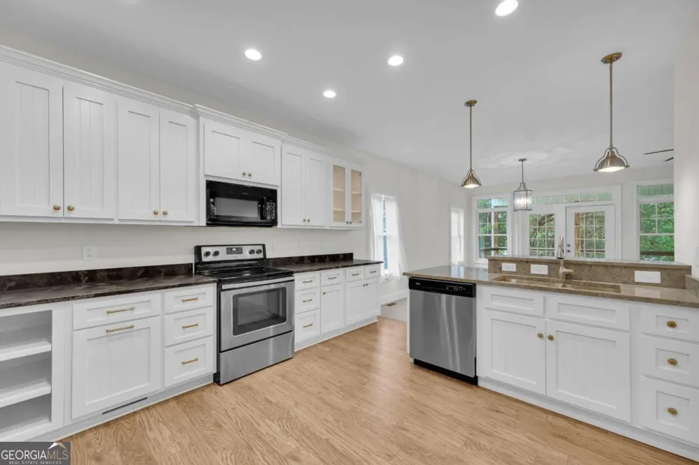 27 Classic DR Hartwell, GA 30643