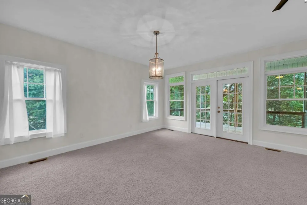 27 Classic DR Hartwell, GA 30643
