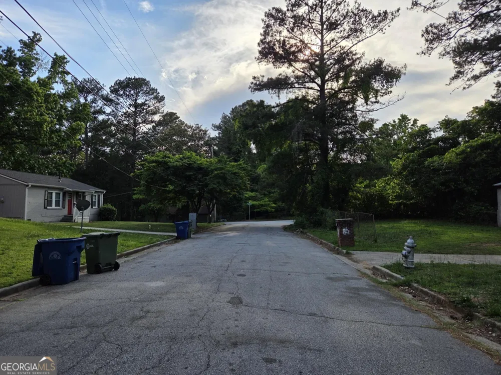 93 Finch DR SE Atlanta, GA 30315