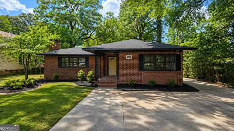 200 Everett SQ