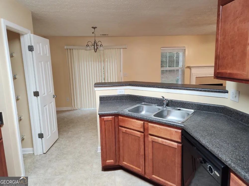 2135 Pine View TRL Ellenwood, GA 30294