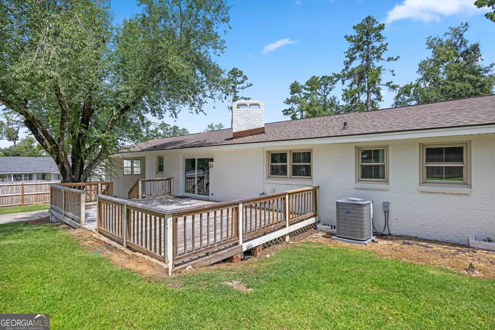 1203 Lakeview DR Valdosta, GA 31602