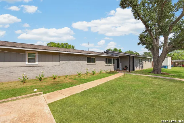 209 GREENLAWN AVE Pleasanton, TX 78064
