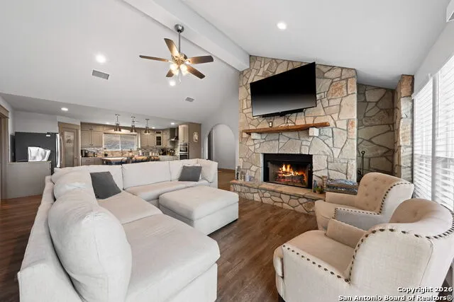 138 W Holly Hill Dr Ingram, TX 78025