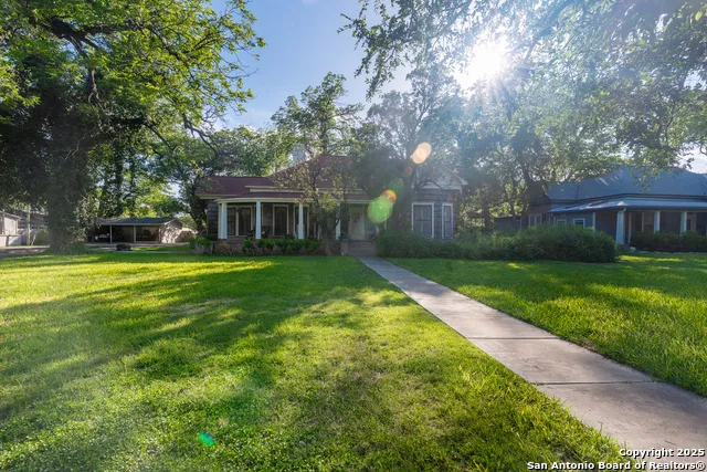 529 High Uvalde, TX 78801