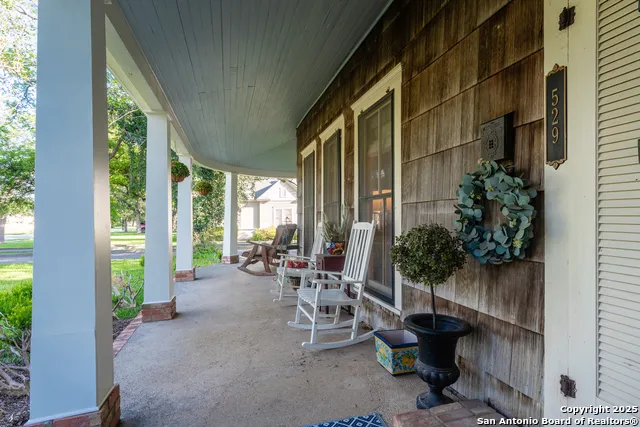 529 High Uvalde, TX 78801