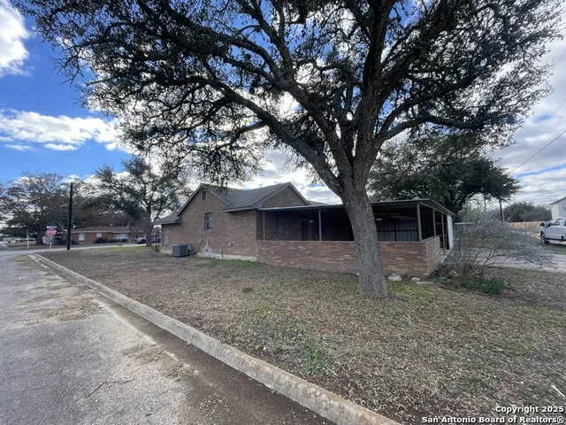 506 30TH ST Hondo, TX 78861