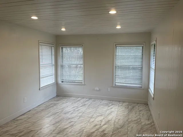 506 30TH ST Hondo, TX 78861