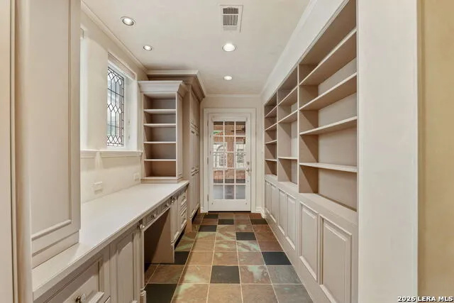 604 E Olmos Olmos Park, TX 78212