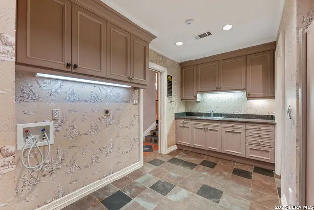 604 E Olmos Olmos Park, TX 78212