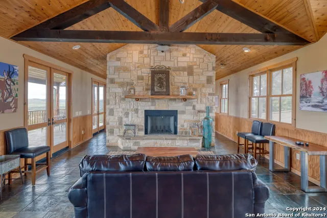 558 S Ridge Dr Concan, TX 78838