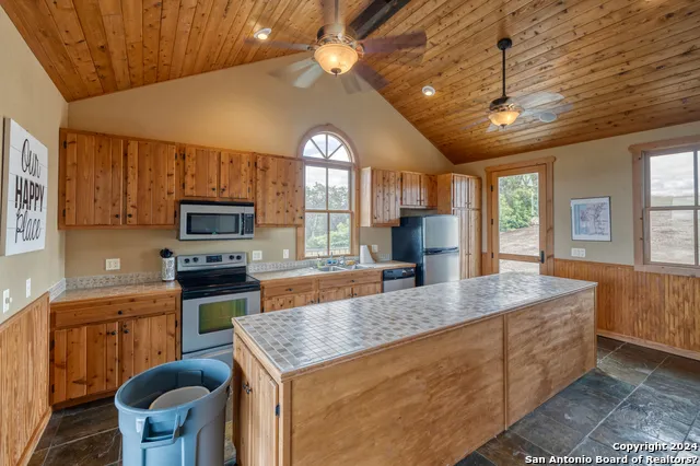 558 S Ridge Dr Concan, TX 78838