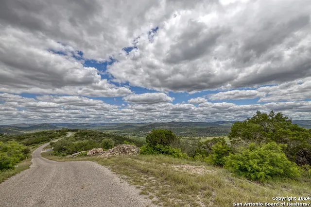 558 S Ridge Dr Concan, TX 78838