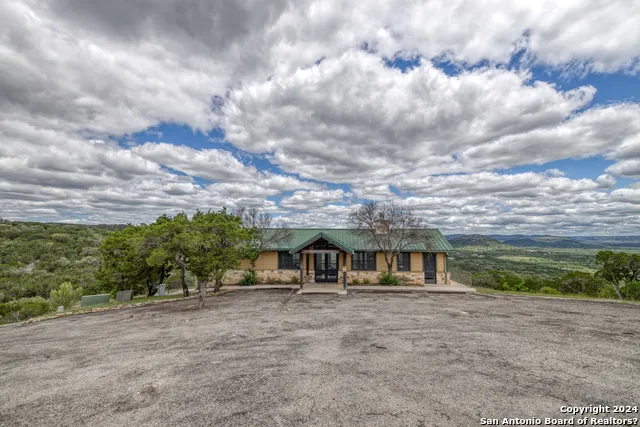 558 S Ridge Dr Concan, TX 78838