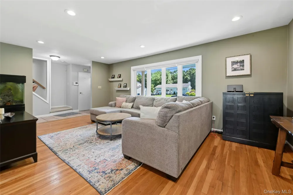53 Rensselaer Drive Commack, NY 11725