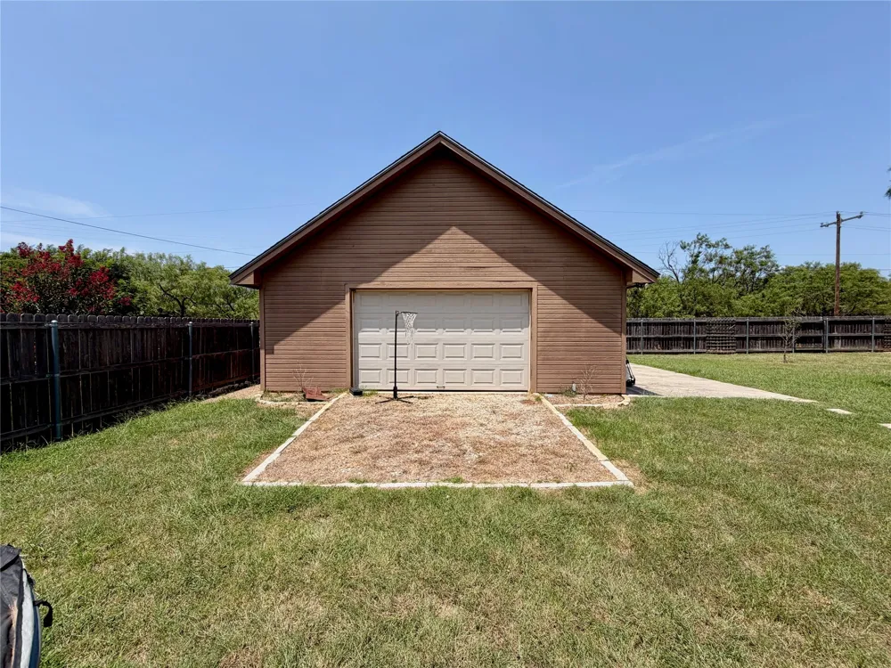 313 E River Oaks Road Early, TX 76802