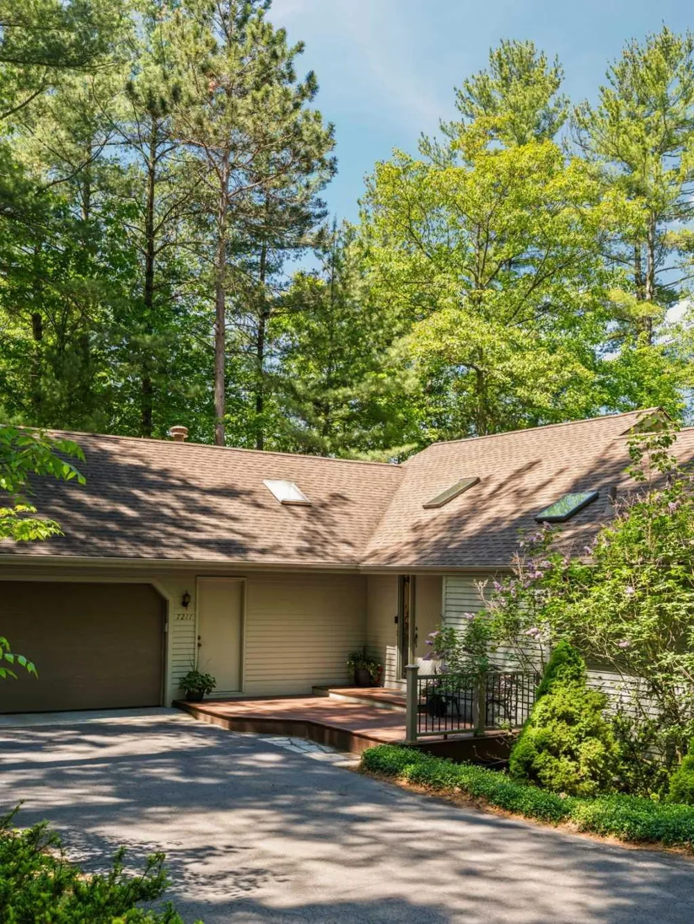7211 Logan Lane Peninsula Township, MI 49686