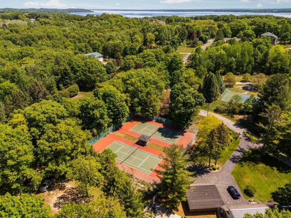 7211 Logan Lane Peninsula Township, MI 49686